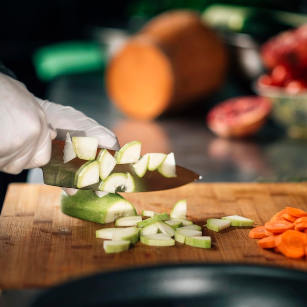 Kucharz sieka warzywa